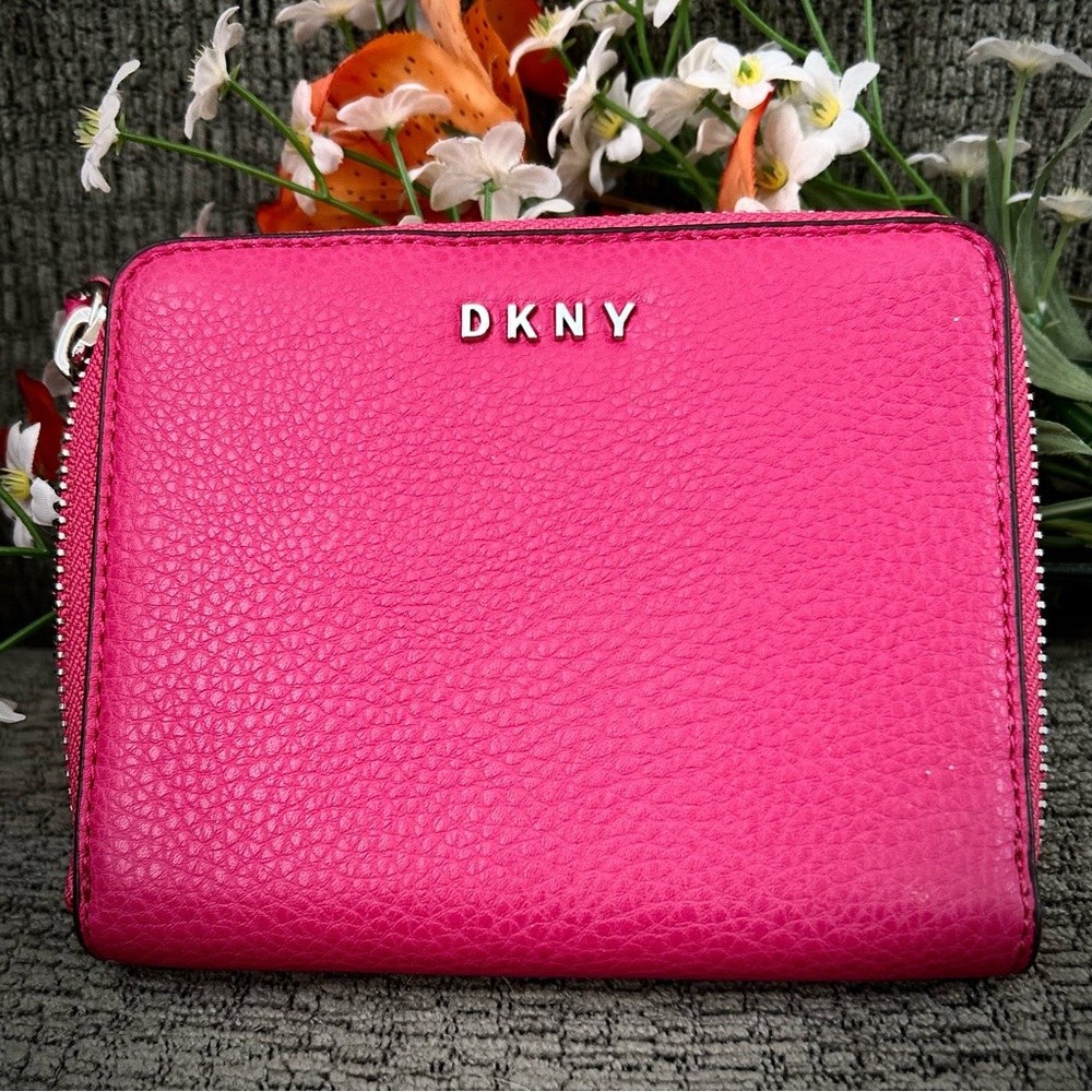 🌺DKNY Hot Pink Wallet